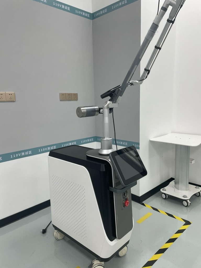 Máy laser ND YAG QSWICH . Trục đối trọng hàng có chứng nhận y tế .