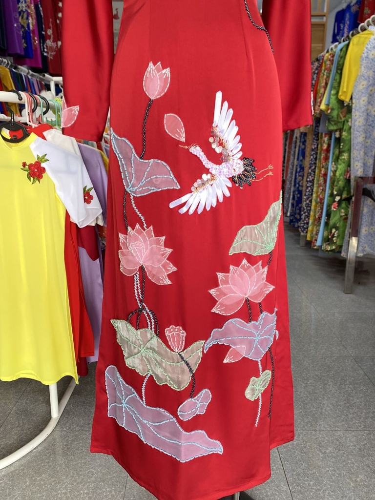 Ao dài màu đỏ vải Queen đắp sen thêu  1 chim hạc
