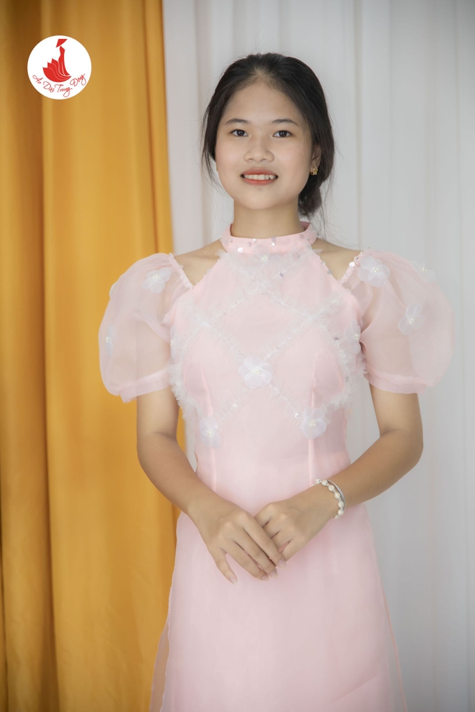 Áo dài cách tân thiết kế hở vai màu hồng