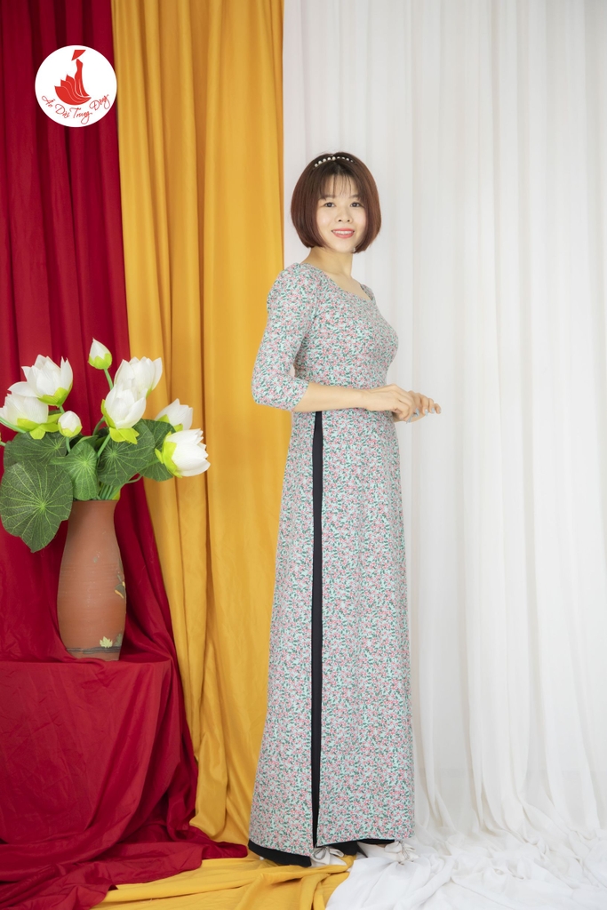 Áo dài hoa nhí màu xanh cổ vuông vải lụa Hàn Châu