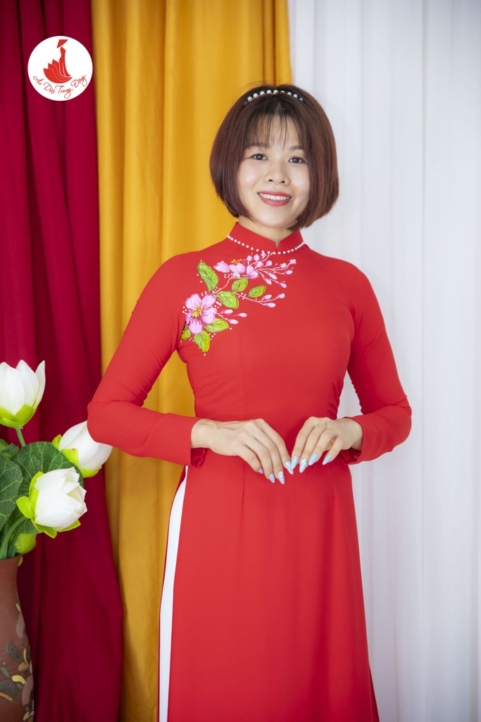 Áo dài vẽ tay màu đỏ vải lụa Hồng Ngọc
