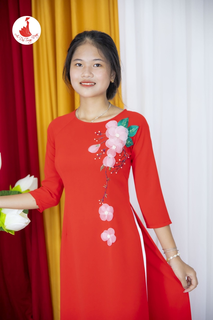 Áo dài cách tân màu đỏ kết hoa nổi vaior Lụa Hồng ngọc