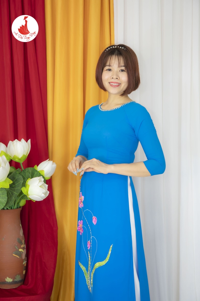 Áo dài vẽ tay cổ tròn vải Tằm ý