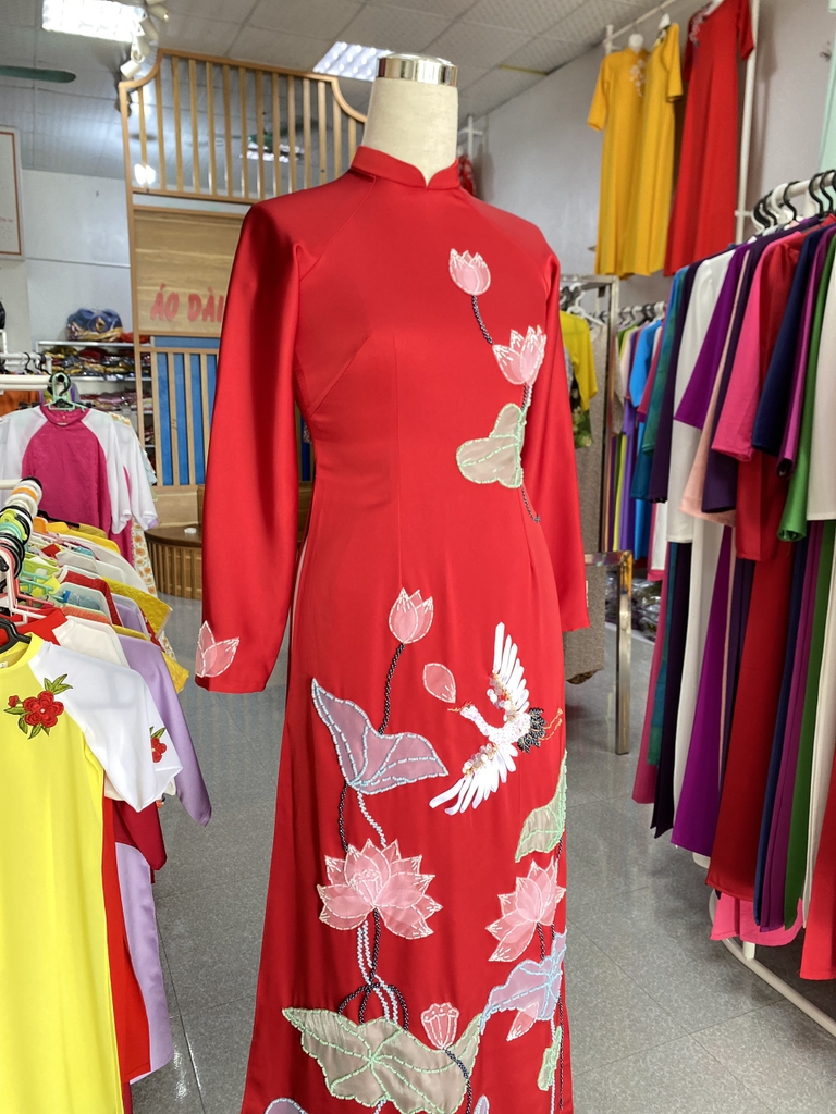 Ao dài màu đỏ vải Queen đắp sen thêu  1 chim hạc