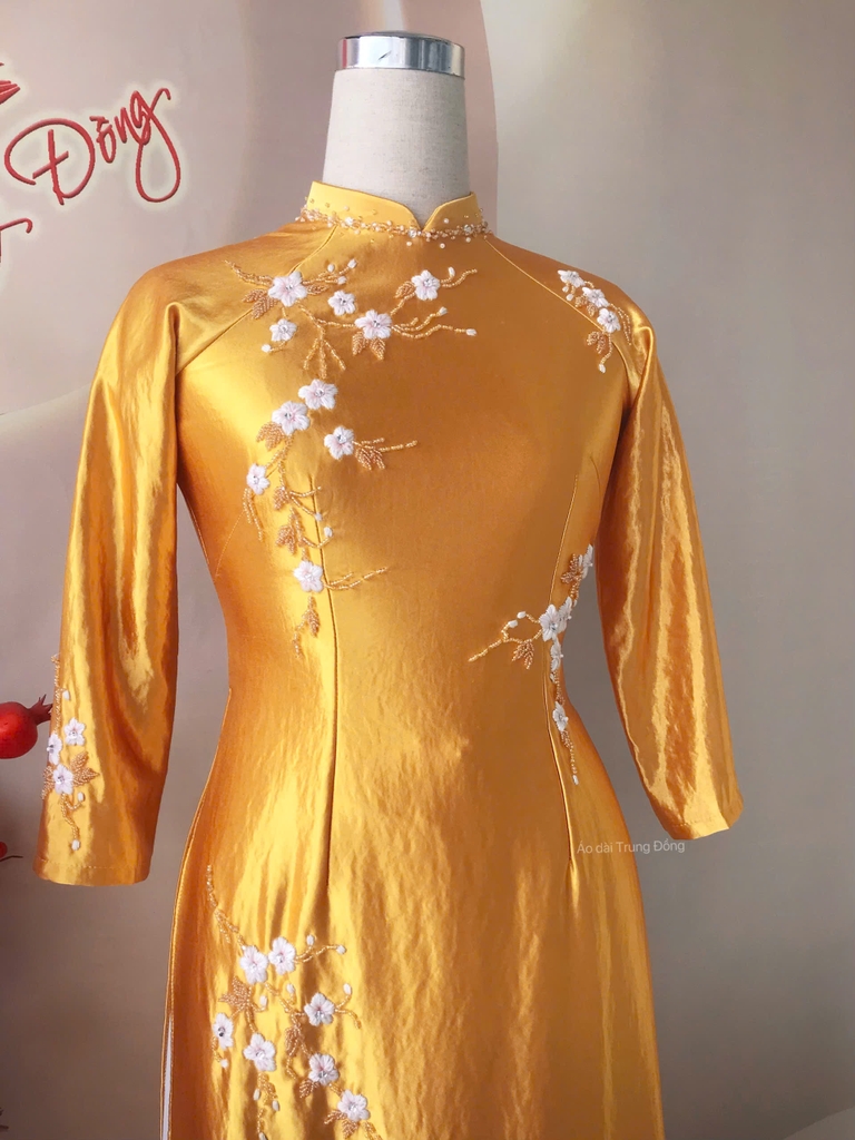 Áo dài mẹ chất vải lụa satin cao cấp thêu hoa thủ công màu vàng / Áo dài Trung Đồng