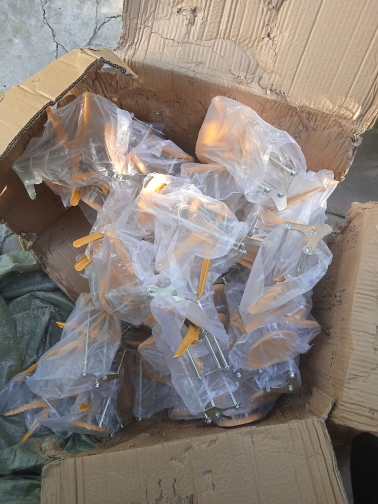 Kích chân gạch 550gam - Kich chân gạch 3 trụ