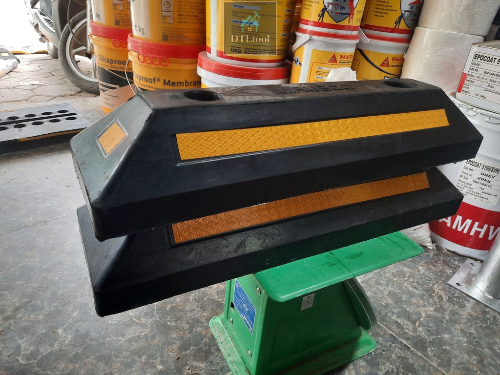 Chặn lùi cao su 560x160x100mm. Kích thước dài 560mm x rộng 160mm x cao 100mm SDTL