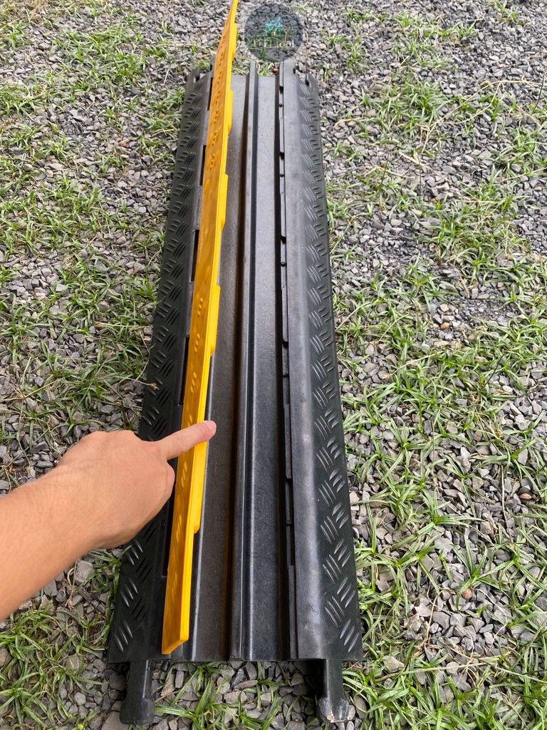 Gờ luồn ống, gờ cao su đi dây điện 2 Rãnh 30x30mm. Gờ KT 1000x250x40mm. Đi đường dây ở sự kiện, hội trường