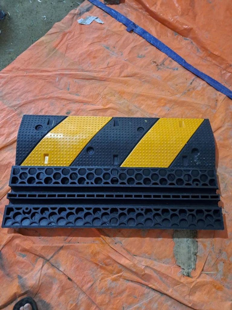 Gờ giảm tốc cao su 1000x300x50mm + 2 Rãnh luồn dây gầm 20x20mm