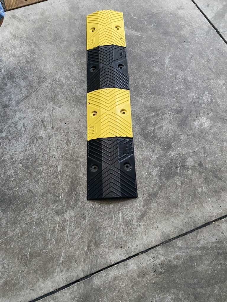 Gờ giảm tốc cao su 500x200x30mm (DxRxC) - Model ADTL