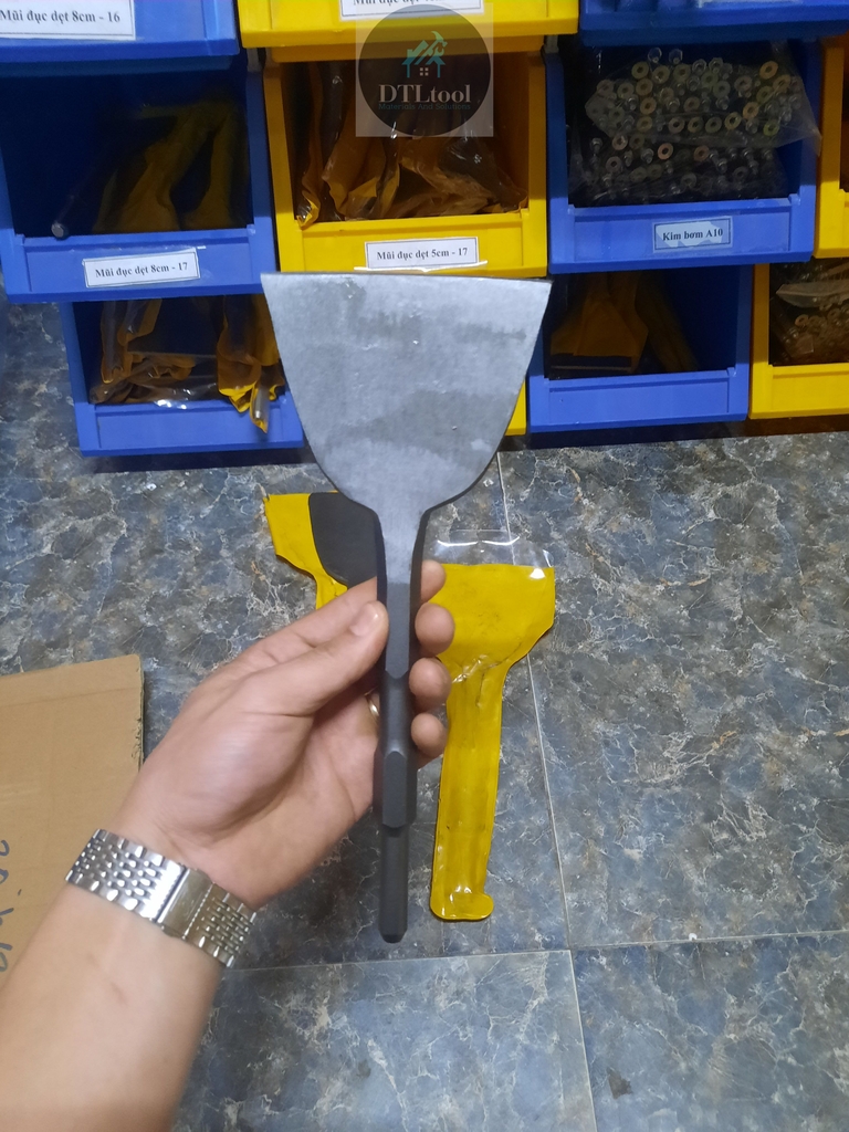 Mũi đục dẹt ~ 12cm. Đuôi lục giác 17. Lắp máy đục bê tông