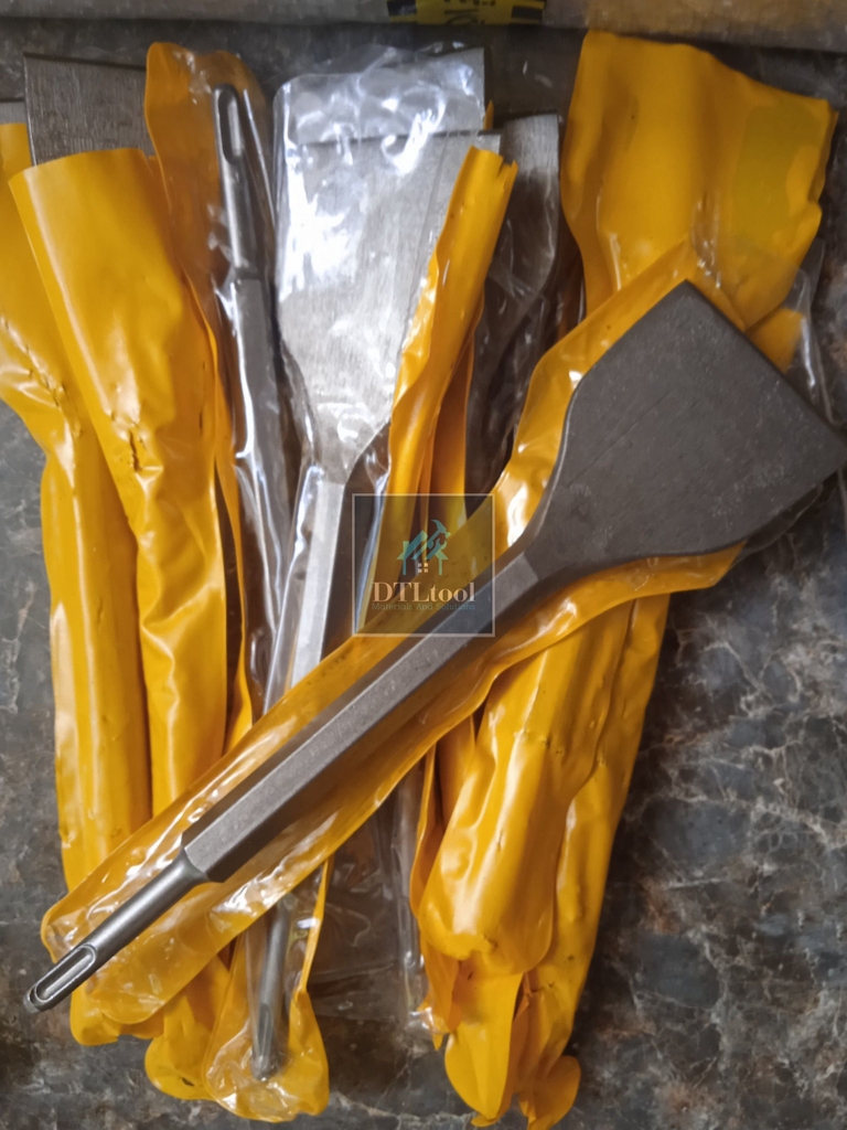Mũi đục dẹt ~ 8cm, dài 28cm, chuôi 14ly. Lắp máy vừa khoan vừa đục phổ thông