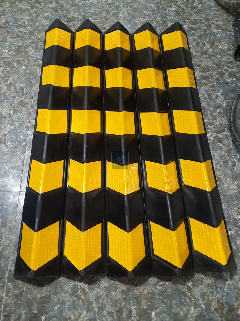 Thanh ốp góc Kích thước 1000x100x10mm Vuông. Dán Decal 3M tổ ong phản quang cao cấp. Bảo vệ góc tường, góc cột. Bao phụ kiện lắp đặt
