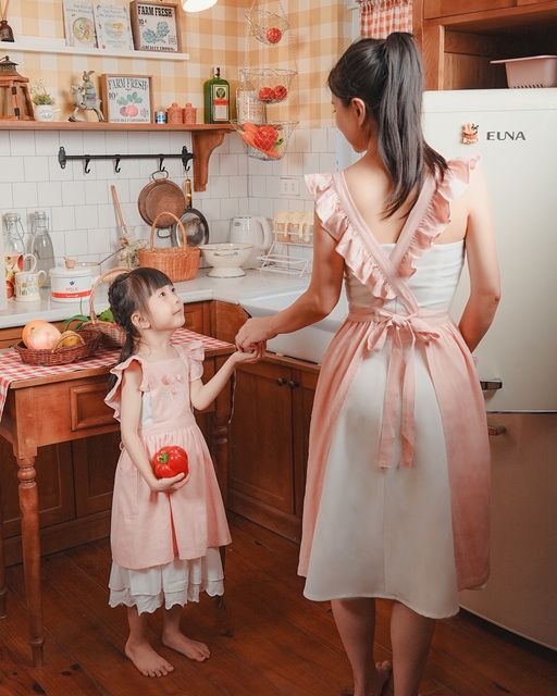 Tạp Dề  Vintage Bèo Vai - Vải Linen Tự Nhiên – Tạp Dề Thời Trang Cao Cấp - Dành Cho Mẹ Và Bé, Màu Be/Hồng/Xanh - Set THƠ