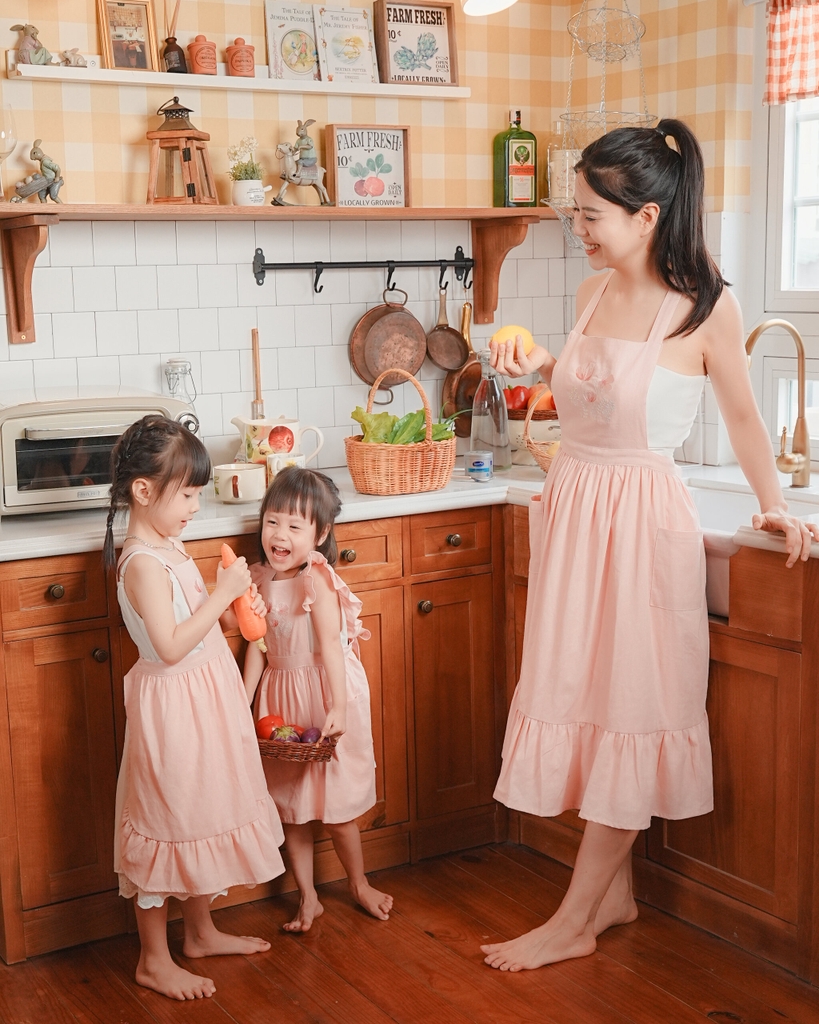 Tạp Dề  Vintage Bèo Gấu- Vải Linen Tự Nhiên – Tạp Dề Thời Trang Cao Cấp -  Dành Cho Mẹ Và Bé, Màu Be/Hồng/Xanh - Set YÊN