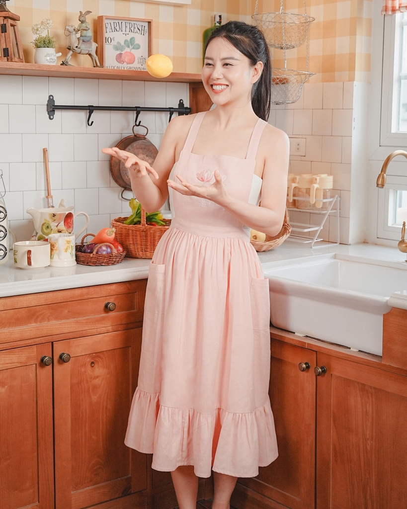 Tạp Dề  Vintage Bèo Gấu- Vải Linen Tự Nhiên – Tạp Dề Thời Trang Cao Cấp -  Dành Cho Mẹ Và Bé, Màu Be/Hồng/Xanh - Set YÊN