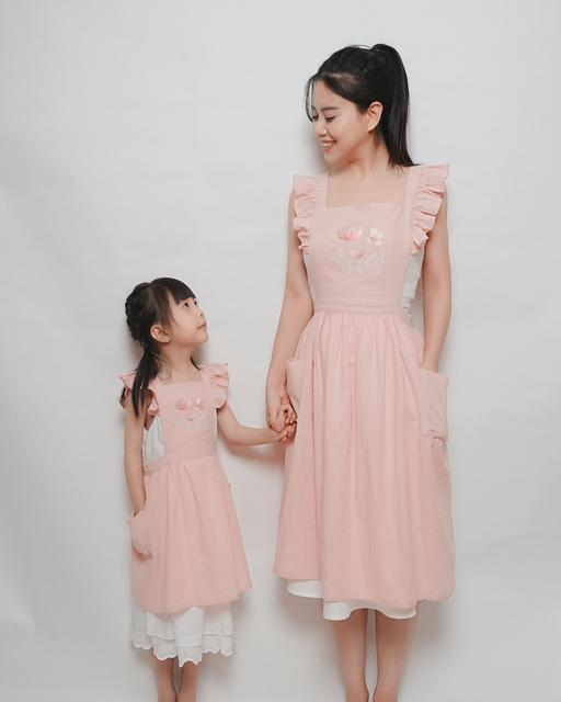 Tạp Dề  Vintage Bèo Vai - Vải Linen Tự Nhiên – Tạp Dề Thời Trang Cao Cấp - Dành Cho Mẹ Và Bé, Màu Be/Hồng/Xanh - Set THƠ