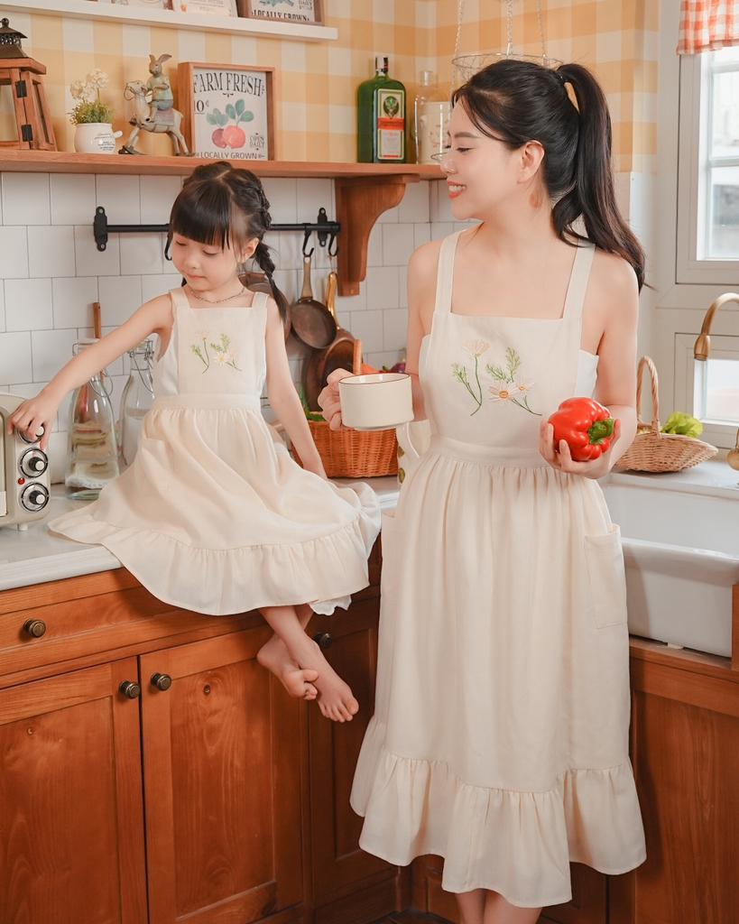 Tạp Dề  Vintage Bèo Gấu- Vải Linen Tự Nhiên – Tạp Dề Thời Trang Cao Cấp -  Dành Cho Mẹ Và Bé, Màu Be/Hồng/Xanh - Set YÊN