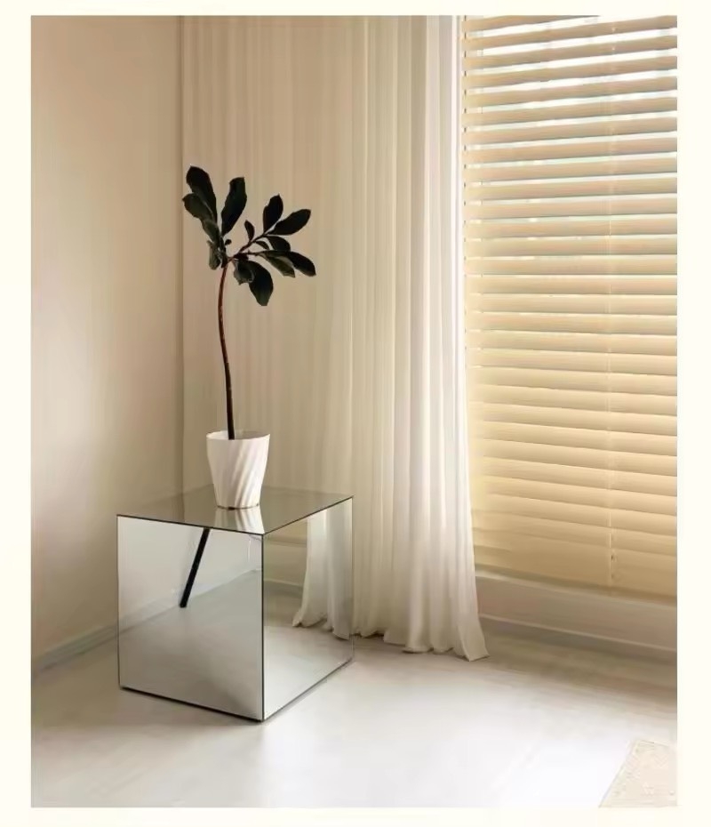 Bàn Mica Tráng Gương - Sự Lựa Chọn Hoàn Hảo Cho Không Gian Hiện Đại