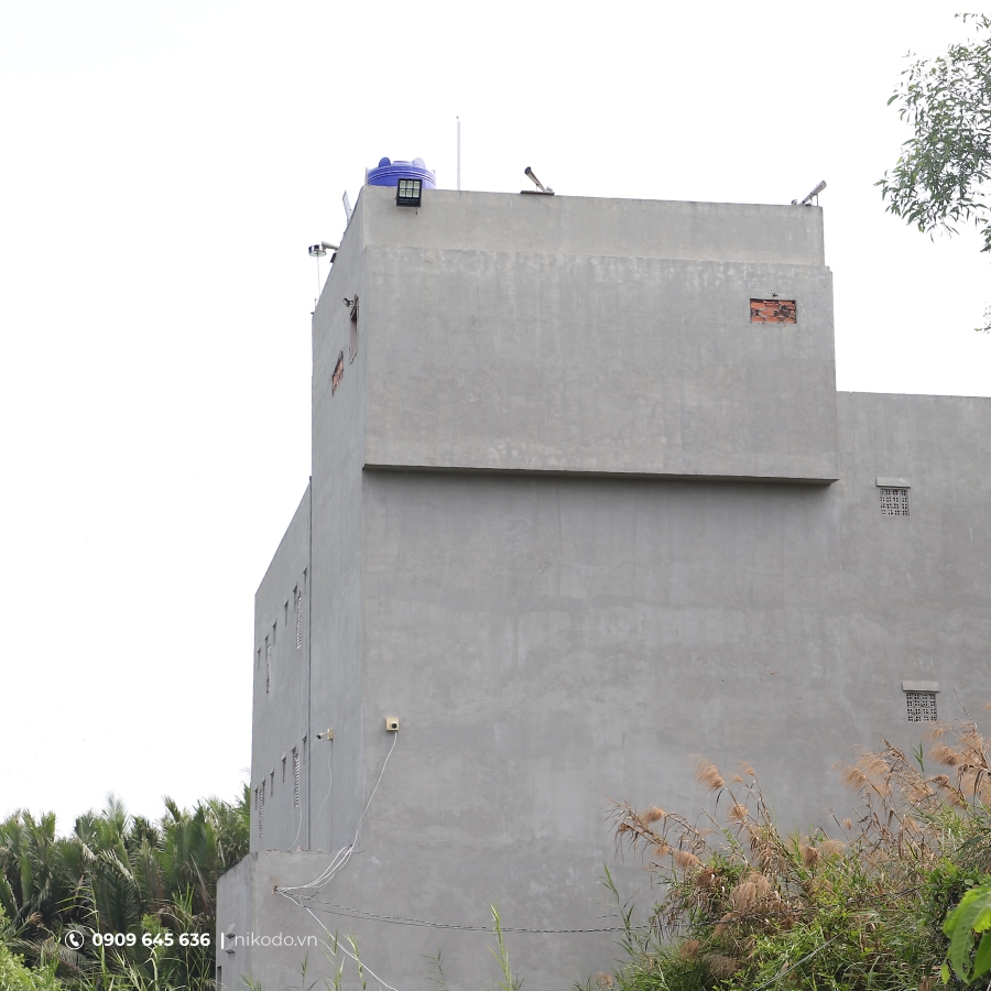 Môi trường vi khí hậu trong nhà yến là yếu tố quan trọng cần được kiểm soát chặt chẽ để đảm bảo chim yến cảm thấy an toàn và thoải mái khi làm tổ. Nhiệt độ lý tưởng trong nhà yến nên dao động từ 27 đến 29 độ C, kết hợp với độ ẩm ổn định trong khoảng 75% đến 85%. Bên cạnh đó, ánh sáng trong nhà yến cần được giữ ở mức rất thấp, chỉ từ 0.02 đến 0.10 lux, mô phỏng không gian tối tự nhiên giống như hang đá mà yến sinh sống ngoài tự nhiên.