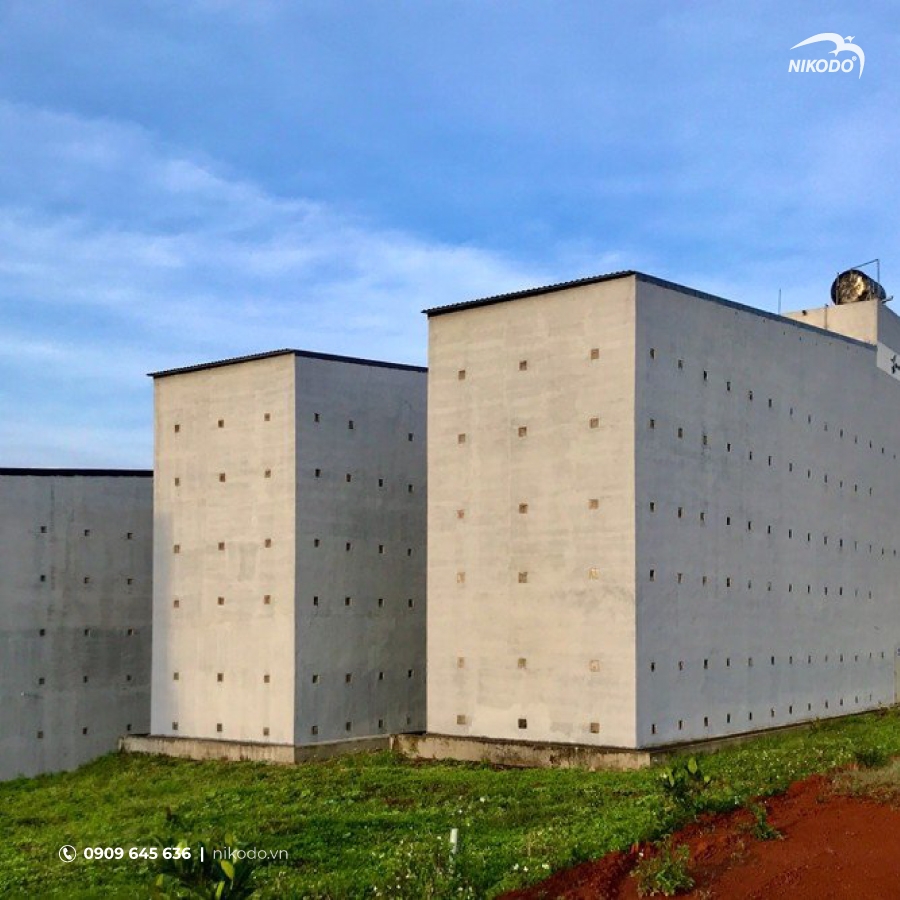 Môi trường vi khí hậu trong nhà yến là yếu tố quan trọng cần được kiểm soát chặt chẽ để đảm bảo chim yến cảm thấy an toàn và thoải mái khi làm tổ. Nhiệt độ lý tưởng trong nhà yến nên dao động từ 27 đến 29 độ C, kết hợp với độ ẩm ổn định trong khoảng 75% đến 85%. Bên cạnh đó, ánh sáng trong nhà yến cần được giữ ở mức rất thấp, chỉ từ 0.02 đến 0.10 lux, mô phỏng không gian tối tự nhiên giống như hang đá mà yến sinh sống ngoài tự nhiên.