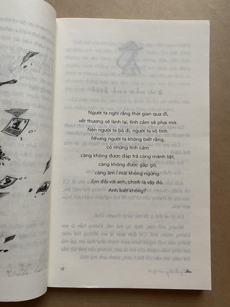Anh ấy đã không nắm tay tôi