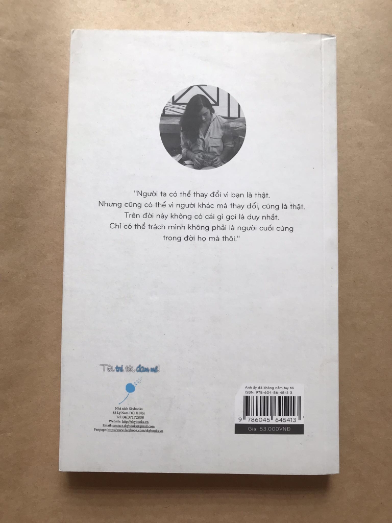Anh ấy đã không nắm tay tôi