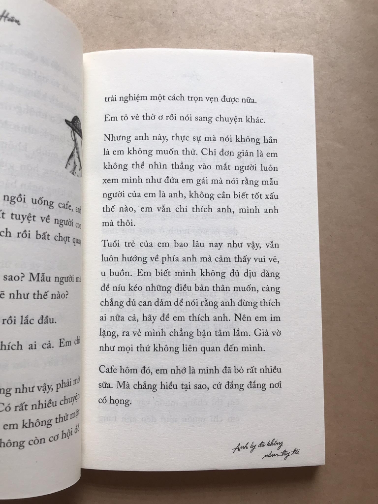 Anh ấy đã không nắm tay tôi