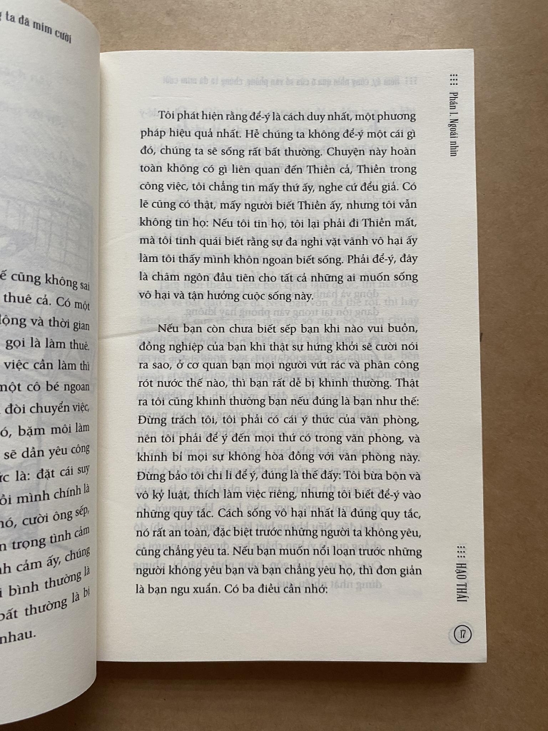 Hôm ấy cùng nhìn qua ô cửa sổ văn phòng , chúng ta đã mỉm cười rồi
