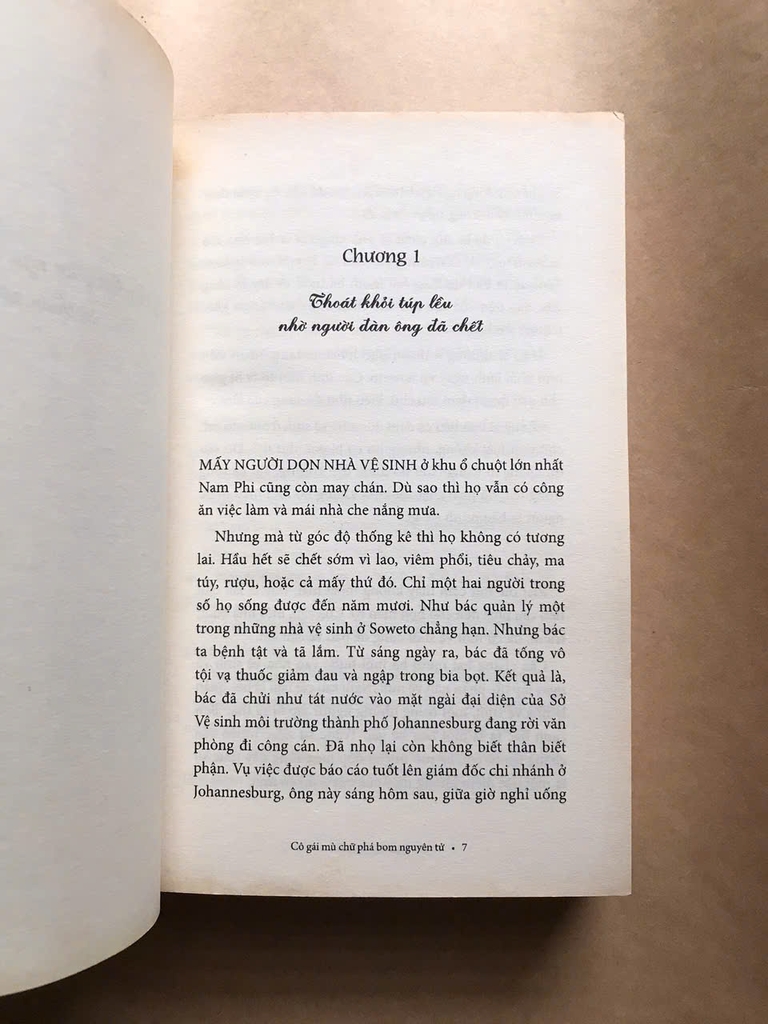 Cô Gái Mù Chữ Phá Bom Nguyên Tử