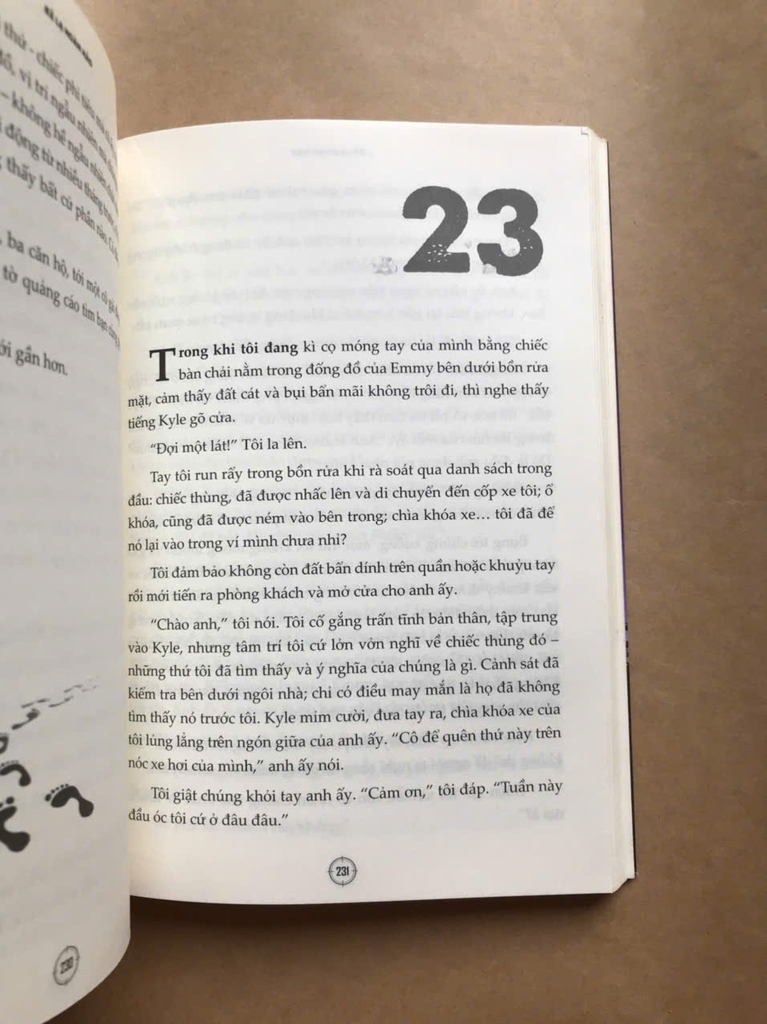 Kẻ Lạ Hoàn Hảo - Thị Trấn Nhỏ Với Những Bí Mật Lớn
