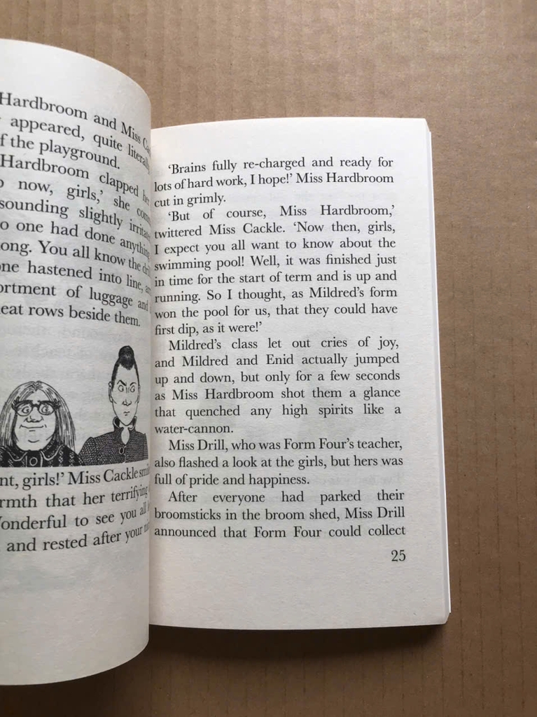 Boxset 8 Tập The Worst Witch Complete Adventures ( sách tiếng Anh )