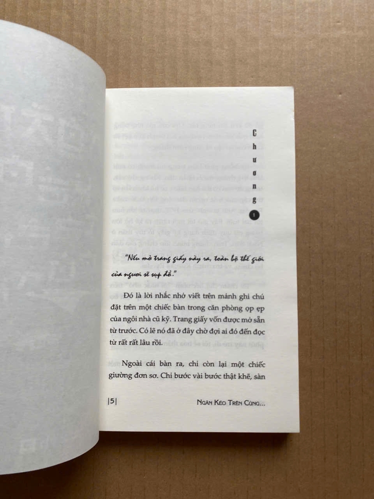 Ngăn Kéo Trên Cùng Phần Tăm Tối