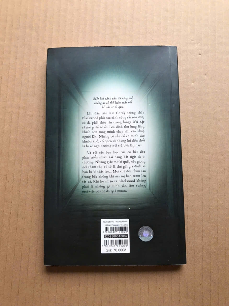 Hành Lang U Tối - Down A Dark Hall