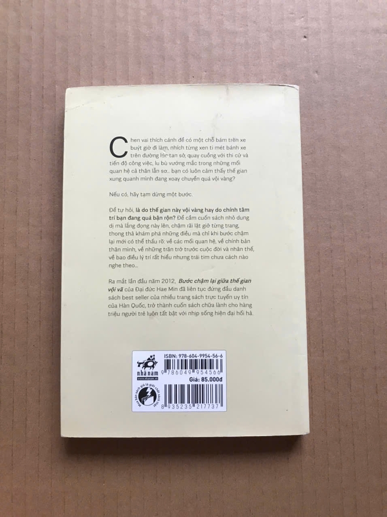 Bước Chậm Lại Giữa Thế Gian Vội Vã