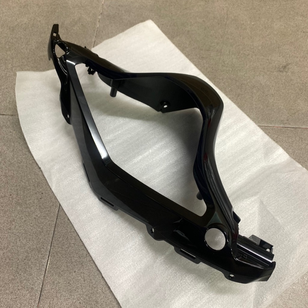 [Chính hãng Yamaha]YADA-6173-NVX V1(17-20) Ốp đầu sau(Đen bóng)