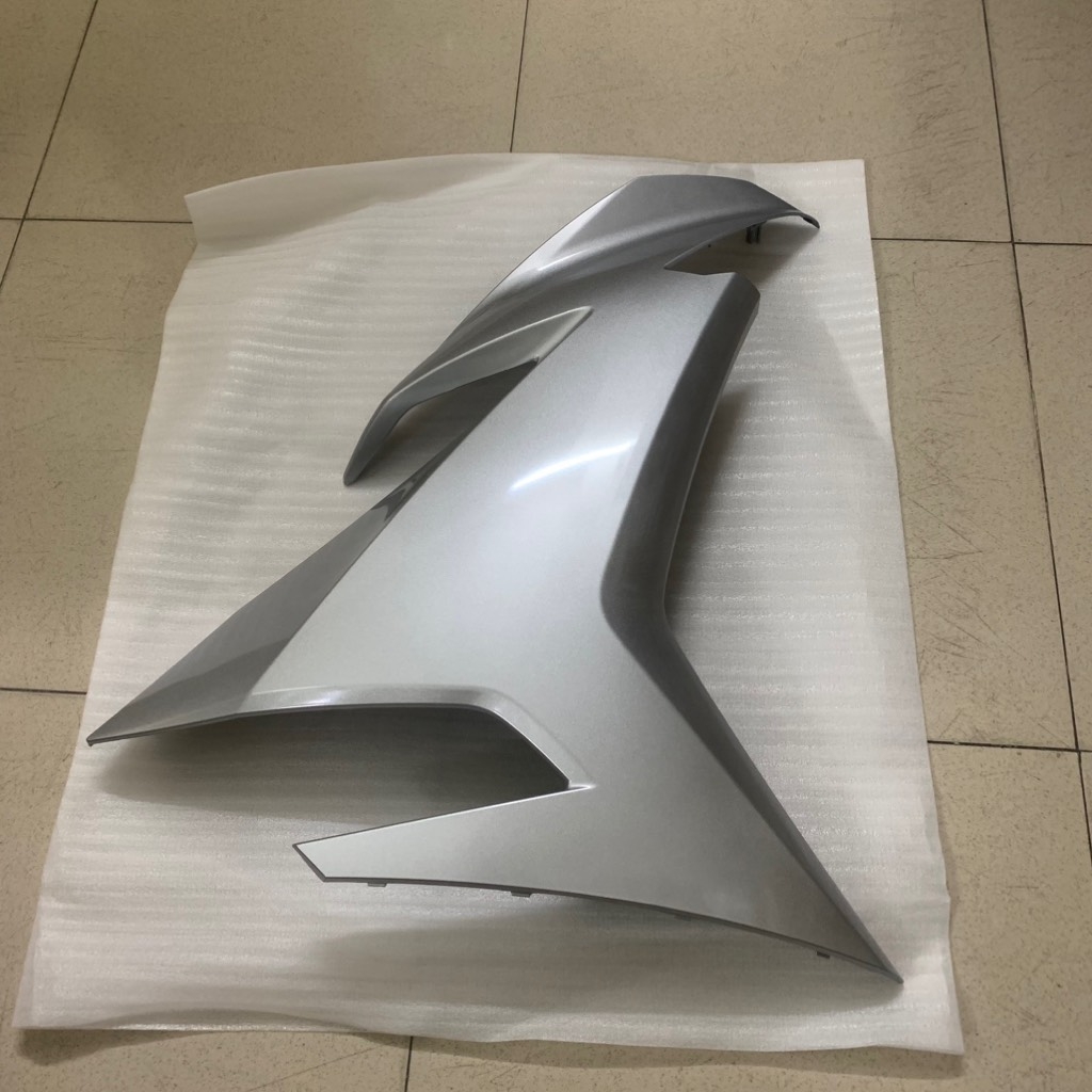 YADA-EX150(15-18)-Xám bóng-5 Yếm sườn phải-[Yamaha]