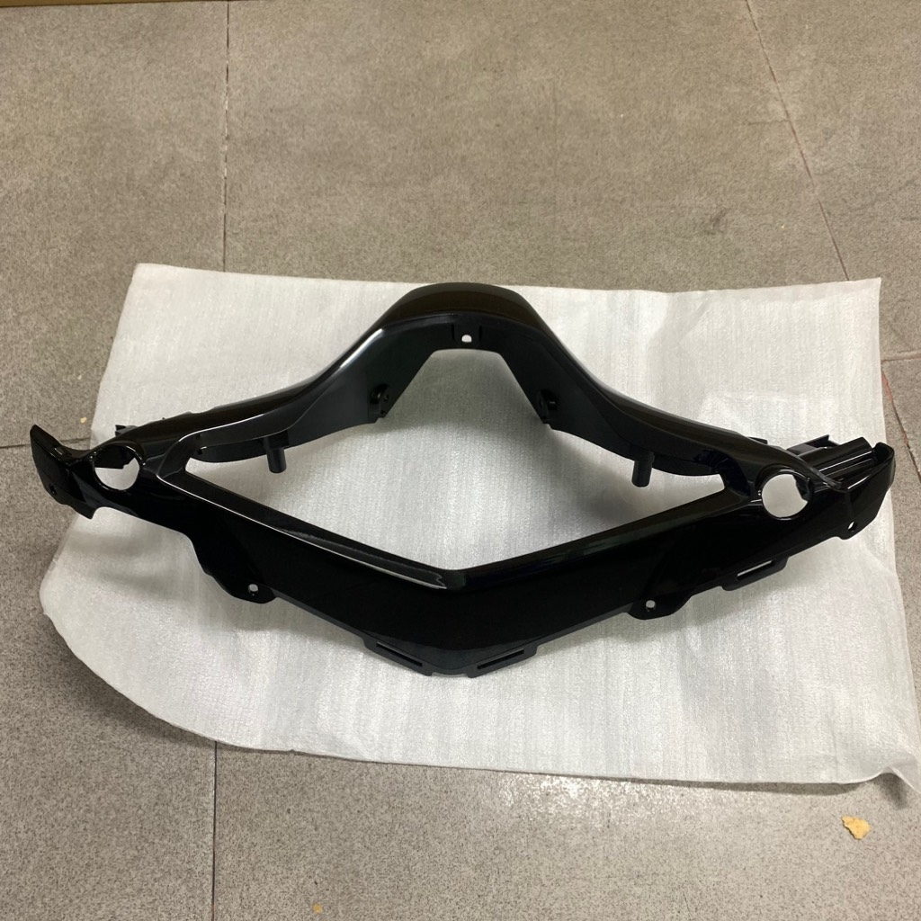 [Chính hãng Yamaha]YADA-6173-NVX V1(17-20) Ốp đầu sau(Đen bóng)