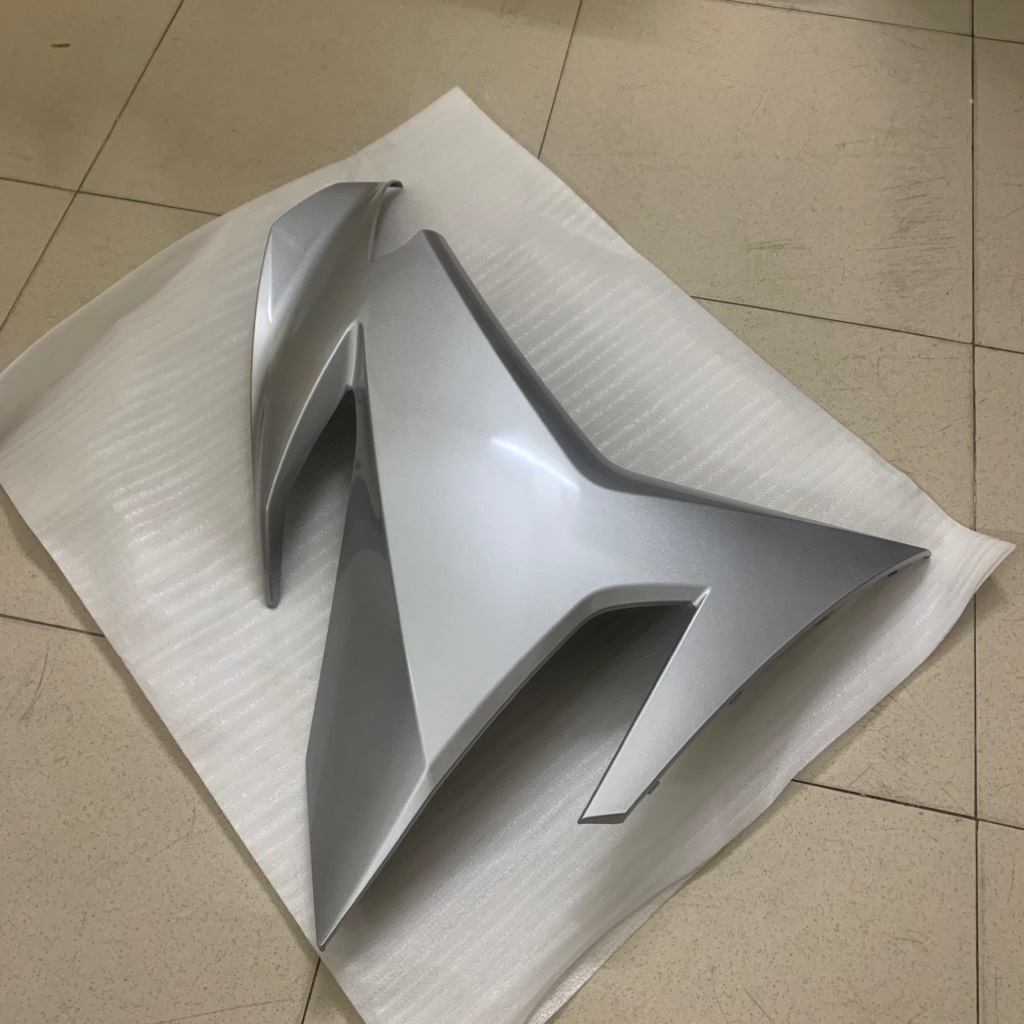 YADA-EX150(15-18)-Xám bóng-5 Yếm sườn phải-[Yamaha]