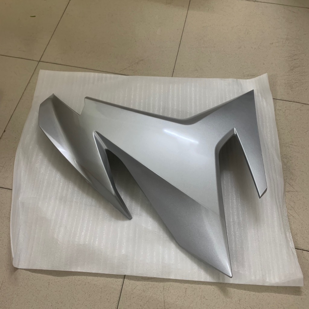 YADA-EX150(15-18)-Xám bóng-5 Yếm sườn phải-[Yamaha]