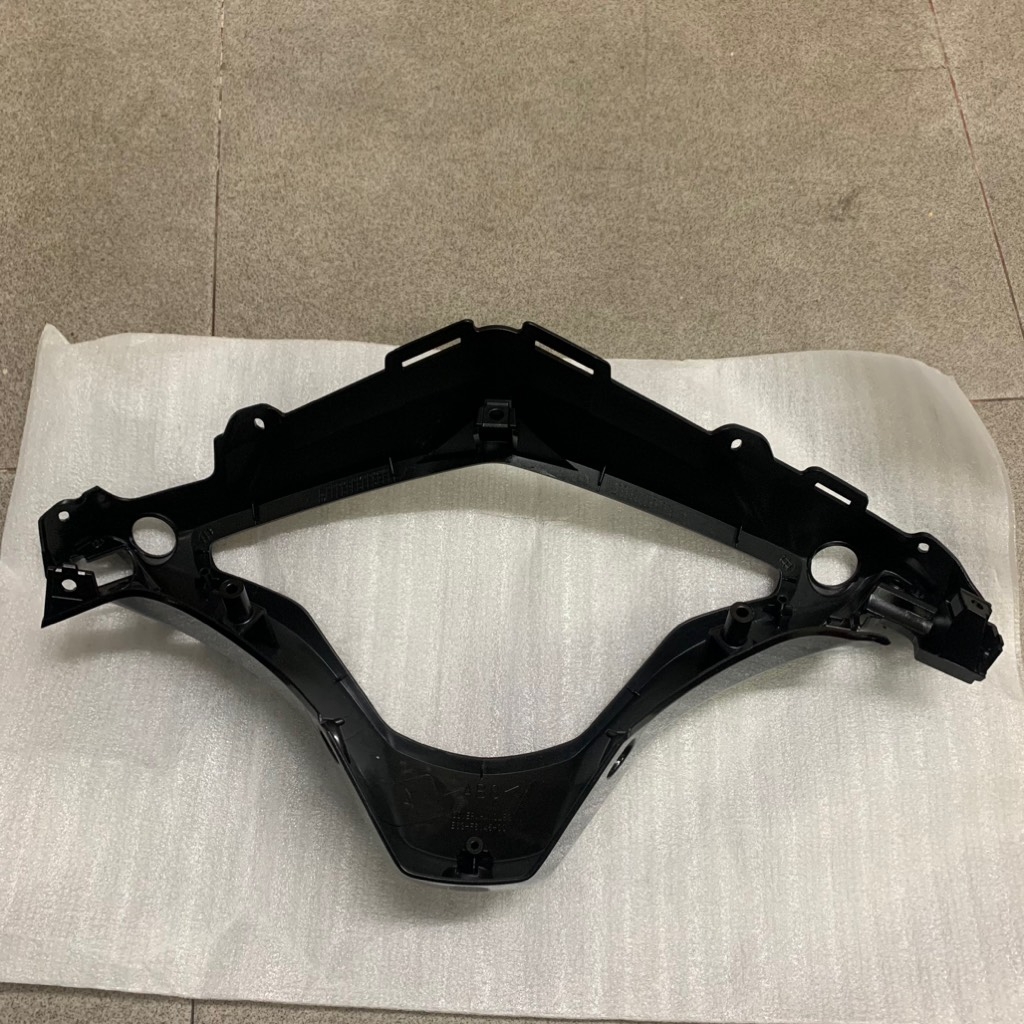 [Chính hãng Yamaha]YADA-6173-NVX V1(17-20) Ốp đầu sau(Đen bóng)