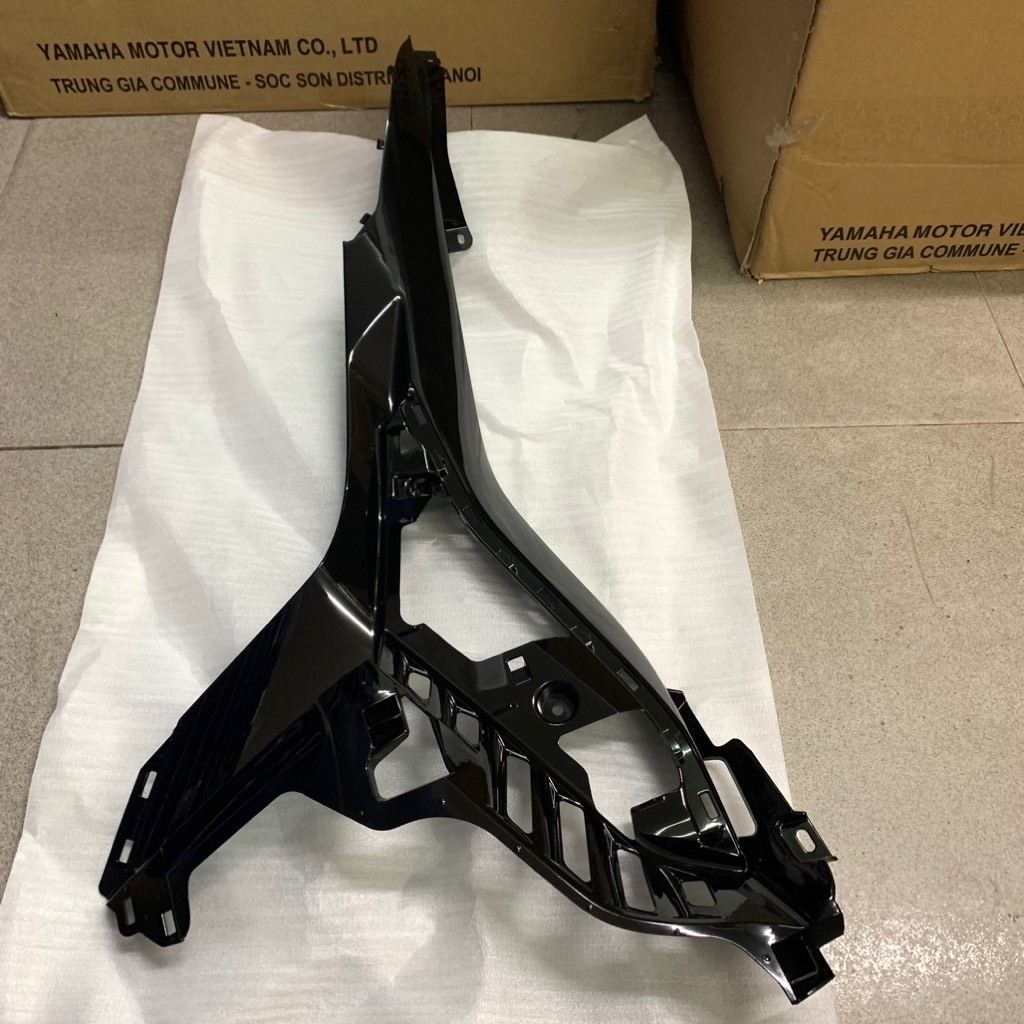 YADA-EX155-12-Ốp nối yếm sườn phải(Đen bóng) Phụ tùng phụ kiện xe máy-[Yamaha]
