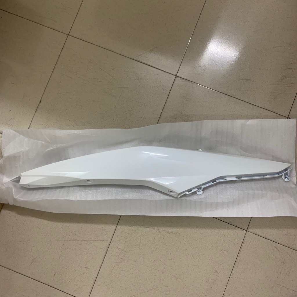YADA-EX150(15-18)-Trắng-7 Ốp sườn phải-[Yamaha]