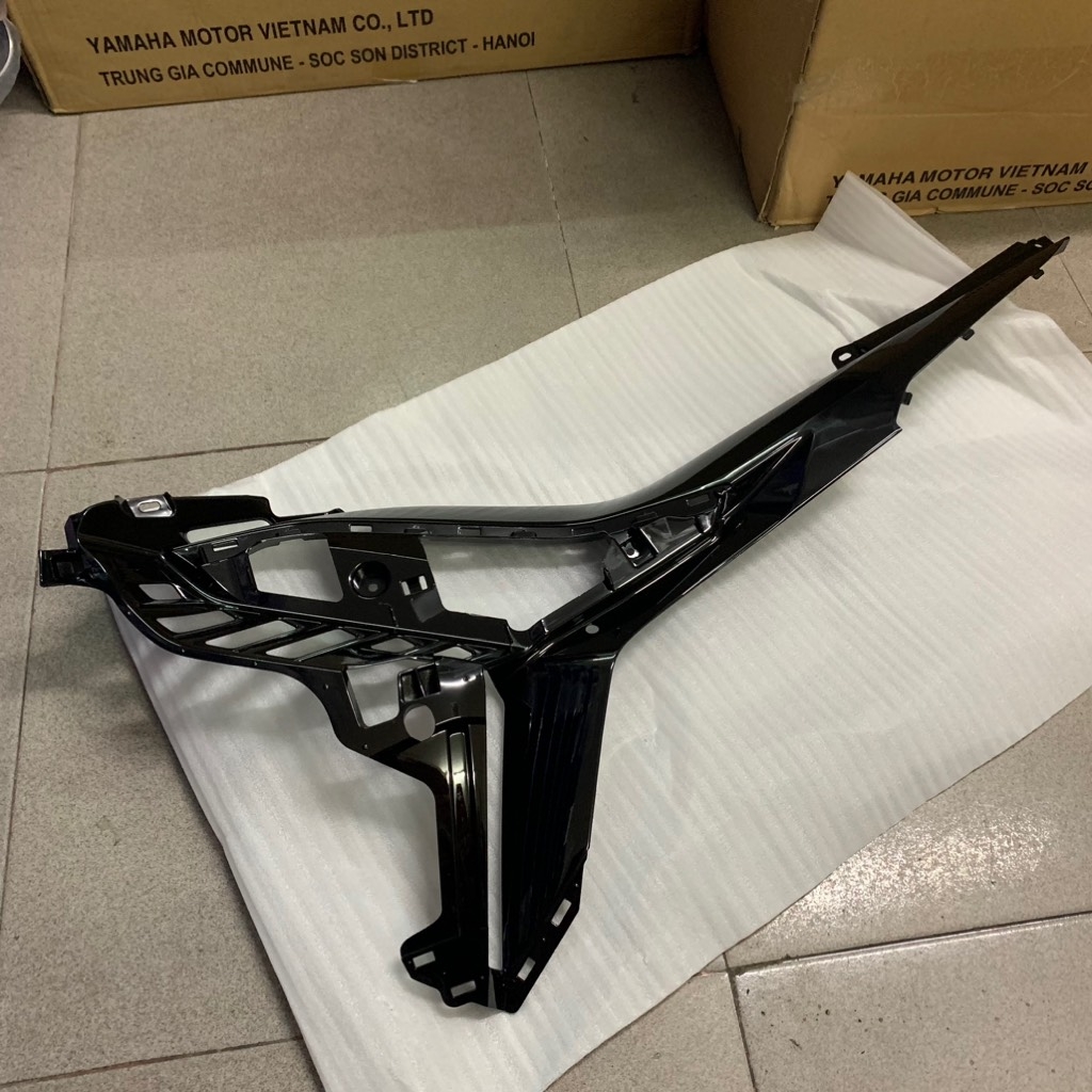 YADA-EX155-11-Ốp nối yếm sườn trái(Đen bóng) Phụ tùng phụ kiện xe máy-[Yamaha]