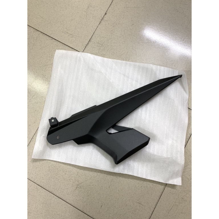 YADA-6476 EX135(11-14)-NHÁM-13 Cốp bình-TRÁI-[Yamaha]