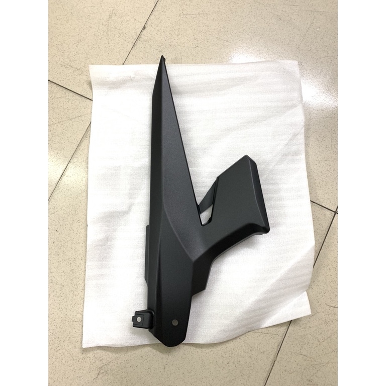 YADA-6476 EX135(11-14)-NHÁM-13 Cốp bình-TRÁI-[Yamaha]