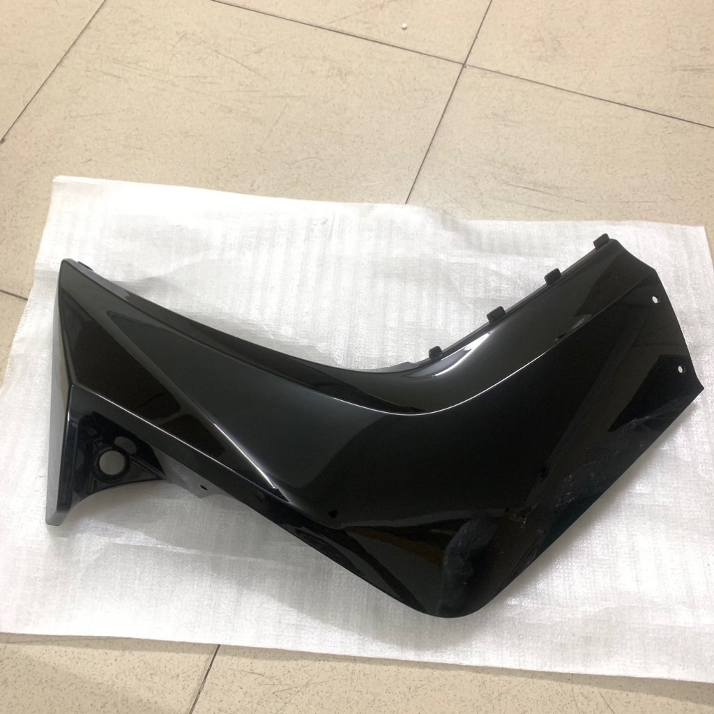 YADA-EX10(06-10)-ĐEN BÓNG-4 Cánh yếm-TRÁI-[Yamaha]