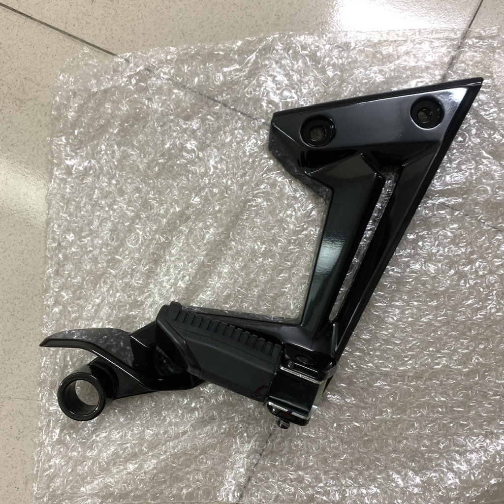 YADA-6020-PHẢI Pát gác chân sau Ex135(11-14)-[Yamaha]