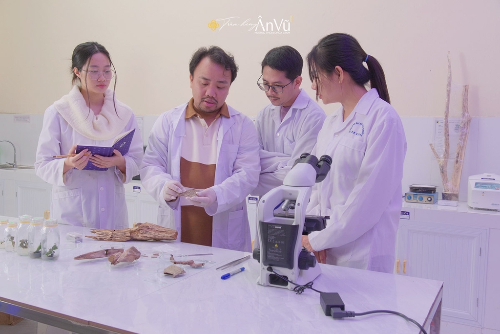 Nghiên cứu trầm hương trong phòng Lab