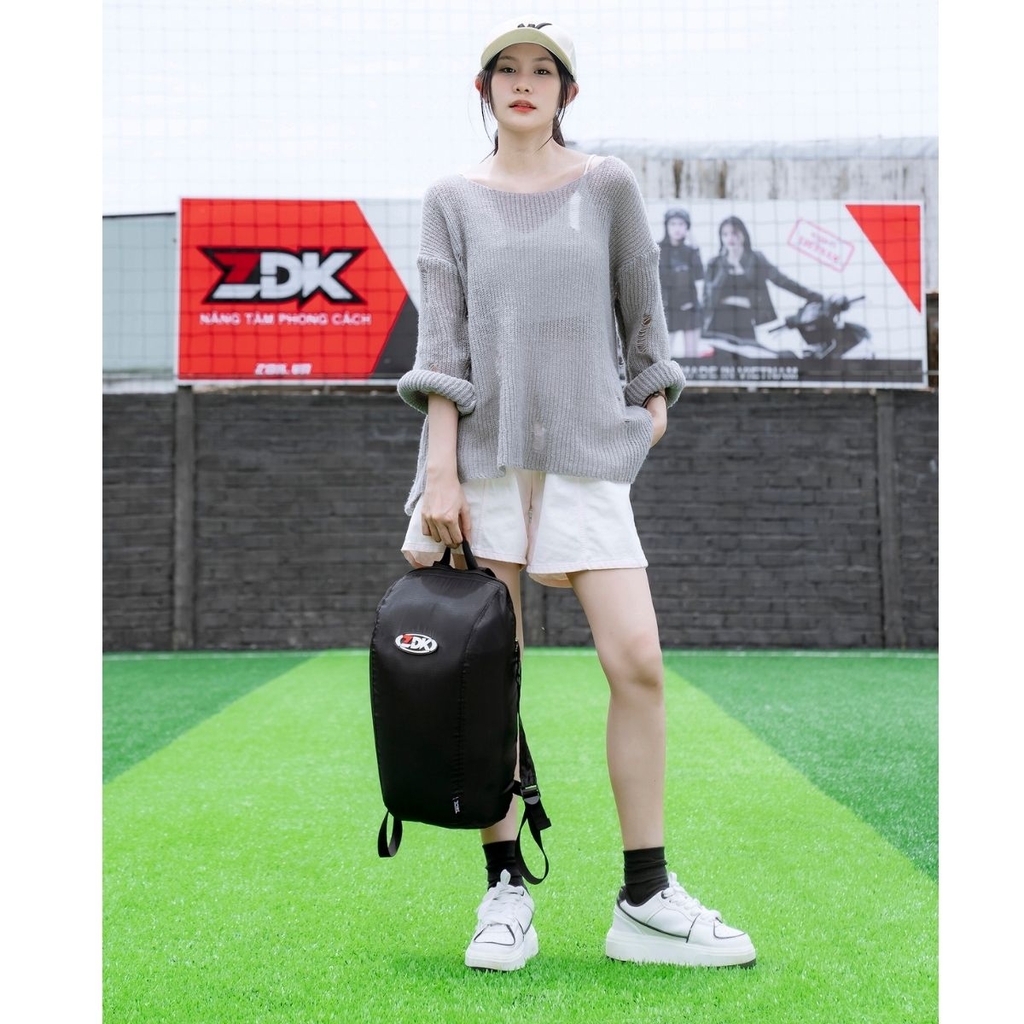 Người mẫu cầm balo ZDK B4 khi di chuyển